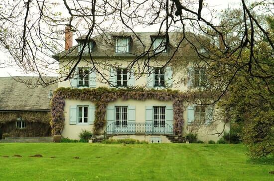 Une maison, un(e)...