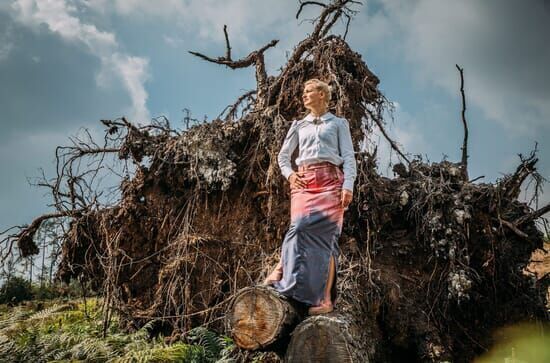 Alte Stoffe, neuer Wald: Eine Modedesignerin forstet auf